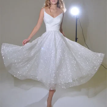 Бяло секси сватбена рокля с V-образно деколте на спагети презрамки и лъскава дантела в стил бохо, прости къси булчински рокли с дължина до щиколоток